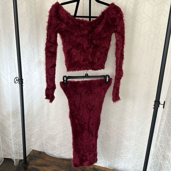 Active USA 2 Piece Off The Shoulder Long Sleeve Crop Top And Skirt Outfit - Picture 1 of 4